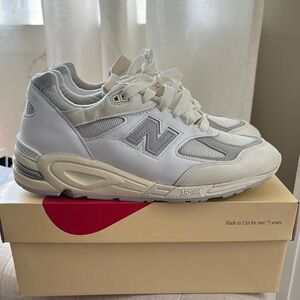 New Balance Classic White and Gray Sneakers